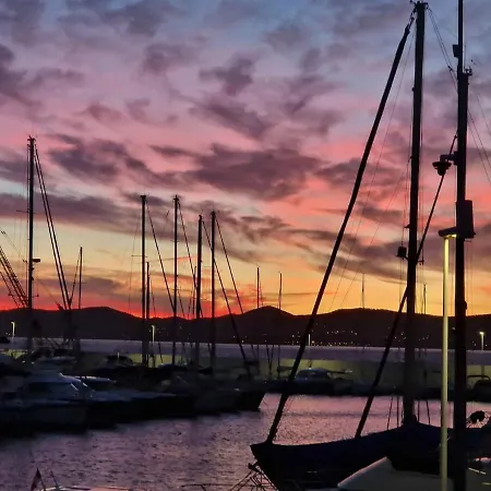 Beau 65 M2 En Front De A St Raphael - Piscine *