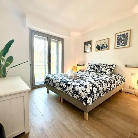 Beau 65 M2 En Front De A St Raphael - Piscine *