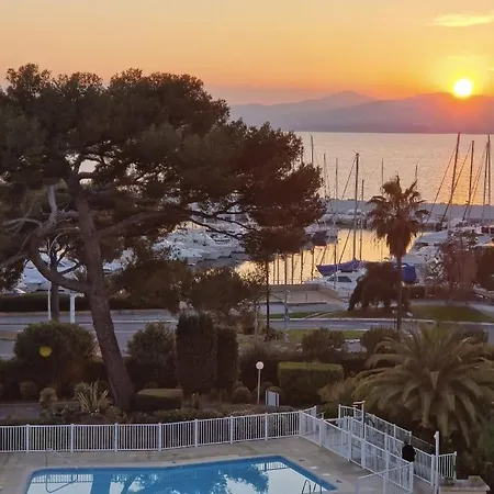 Beau 65 M2 En Front De A St Raphael - Piscine