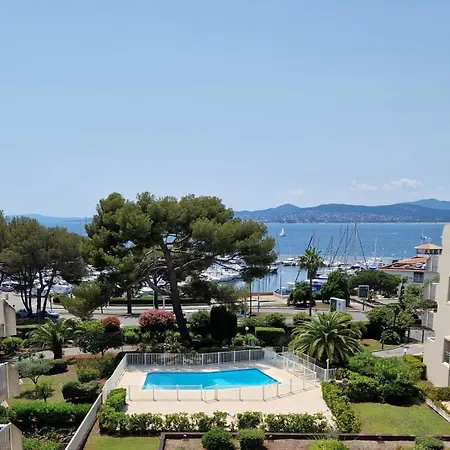 Beau 65 M2 En Front De A St Raphael - Piscine