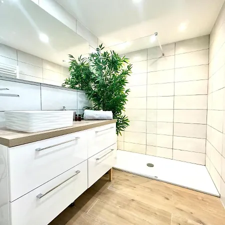 Beau 65 M2 En Front De A St Raphael - Piscine דירה *