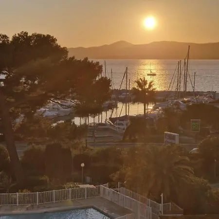 Beau 65 M2 En Front De à St Raphaël - Piscine Appartamento