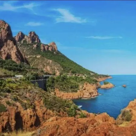 Beau 65 M2 En Front De à St Raphaël - Piscine